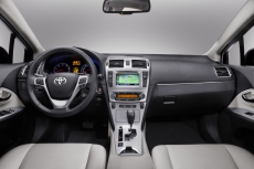 toyota-avensis-2012-03 53070