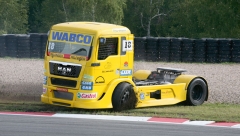 Hodiny v podání Stuarta Olivera, dalšího mistra Evropy kategorie Race Truck z roku 2004, tehdy s tahačem MAN TGA. Dnes v Mostě s tahačem MAN TGS týmu Egona Allgauera.