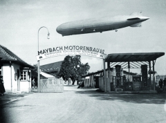 LZ-127 přímo nad hlavním vchodem do továrny Maybach Motorenbau ve Friedrichshafenu, rok 1935.
