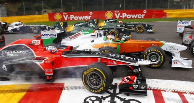 Bitva v zadní části pole,  vpředu Timo Glock  (Virgin MVR-02),  za ním vozy Force India, Team Lotus a Williams (Velká cena Belgie)  