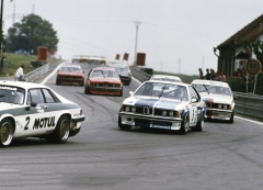 Zdeněk Vojtěch (BMW 635 CSi) jede druhý za Walkinshawem na Veselce (1983)