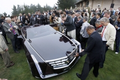 Ed Welburn, viceprezident GM Design, představuje Cadillac Ciel v Pebble Beach