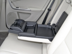 Zadní sedadla odděluje sklopná loketní opěra se dvěma držáky nádobek a plochou odkládací schránkou; výklopné střední části vnějších sedáků slouží jako dětské sedačky