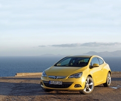 Kupé GTC je o 47 mm delší, o 26 mm širší a o 28 mm nižší než pětidveřový hatchback Astra…