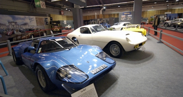 Celkový pohled na expozici  amatérsky zhotovených automobilů,  součásti výstavy Rétromobile 2012 (zprava BLF, Piollet, Glasson a další) 