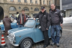 Setkání s finskou legendou Rauno Aaltonenem, vítězem Rallye Monte Carlo 1967 na originálním Mini Cooperu (uprostřed, vpravo Hanke a vlevo Vahala)