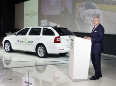 Dr. Winfried Vahland, předseda představenstva Škoda Auto, uvádí elektrickou Octavii Combi
