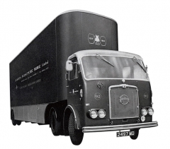 Typický tahač Seddon Diesel z poloviny šedesátých let s čelem budky a její střechou z laminátu, celková hmotnost soupravy 16 až 30 t podle typu