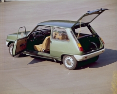 Renault 5 bořil francouzskou tradici čtyř bočních dveří