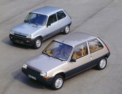 Původní Renault 5 a jeho nástupce s motorem napříč