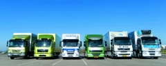 Hybridní rozvážkové nákladní automobily připraveny v Lyonu k akci.