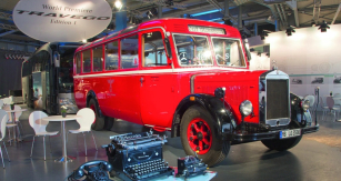 Nejstarší exponát příležitostné výstavy autobus Mercedes-Benz Lo 3500 z roku 1936.