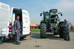 Ne vždy je možné provádět servis či opravy na zpevněné ploše. Mnohdy se musí technici za zemědělskými traktory vydat do terénu – tam by se rozhodně hodila dodávka 4x4.