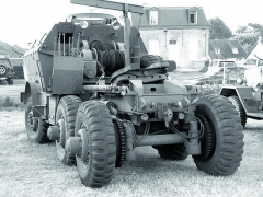 Americká specialita, těžký tahač M26 Dragon Wagon, zajímavostí je pohon kol obou zadních náprav gallovými řetězy.