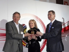 Cenu Vůz roku 2012 převzali Susan Docherty, ředitelka Chevrolet Europe, a Karl-Friedrich Stracke, nový šéf Opelu, z rukou prezidenta jury Hakana Matsona (vlevo)