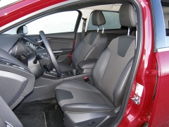 Anatomicky tvarovaná přední sedadla jsou pohodlná, v dostatečném rozsahu seřiditelná, řidičovo elektricky; odděluje je robustní středová konzola se schránkou a držáky nádobek