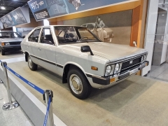 Hyundai Pony první generace, čtyřdveřový se splývající zádí podle návrhu Giugiaro, se zadním pohonem a motorem 1.2/59 kW (80 k); premiéra Turínského autosalonu 1974