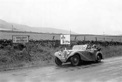 F. A. Elstner s vozem Aero 30 na cestě k jezeru Loch Ness