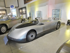 Oldsmobile Aerotech ST (Short Tail) poháněl přeplňovaný čtyřválec Quad-4 a vůz dosáhl průměrné rychlosti 413,7 km/h na uzavřeném okruhu (A. J. Foyt)