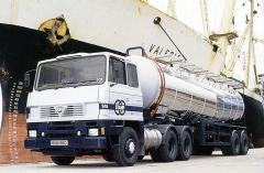 Tahač návěsů Foden S106 6x4 s laminátovou budkou S10 a hliníkovými dveřmi (1987)