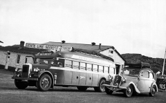 Setkání v Nevadě; Škoda Popular a autokar společnosti Greyhound