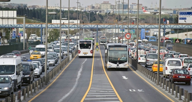 Zatímco rychlost automobilů se v normální špičce blíží nule autobusy BRT jezdí v pravidelných intervalech