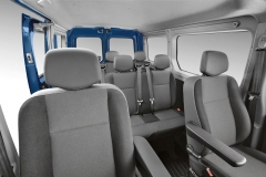 Sedadla pro cestující jsou vybavena integrovanou opěrkou hlavy
