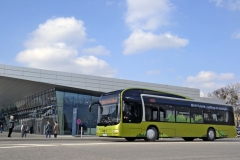 Další variantou Lion´s City je hybridní provedení – verze, kterou má v nabídce každý výrobce, který v autobusové branži něco znamená. Za pochvalu stojí, jak elegantně designéři dokázali vůz ztvárnit.