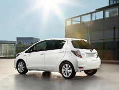 toyota-yaris-hybrid-(17) 64863