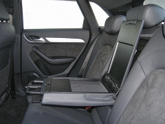 Na zadních sedadlech je dostatek místa pro nohy, nejmenší mezera za předními opěradly je 110 mm; v opěradlech je sklopná loketní opěra s výsuvným držákem pro dvě nádobky