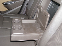 Také vnější místa zadního sedadla jsou anatomicky tvarovaná; v širší části opěradla je sklopná loketní opěra s mělkou odkládací schránkou a držáky nádobek s nápoji