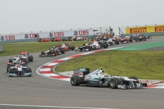 Vozy Mercedes W03 ovládly Velkou cenu Číny (na snímku vede Rosberg před Schumacherem)