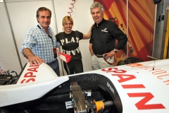 Carlos Sainz, závodnice María De Villota a její otec Emilio De Villota, šéf španělského týmu a bývalý jezdec F1