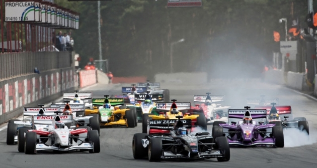 Po startu v Zolderu vede Chris van der Drift v barvách Nového Zélandu Po startu v Zolderu vede Chris van der Drift v barvách Nového Zélandu