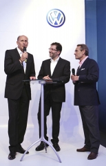 Zleva Hans Stuck, Pietro Zollino (PR VW) a Jacky Ickx na tiskové konferenci Up!