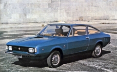 Moretti 127 Coupé, další nový typ s předním pohonem a motorem 903 cm3 o výkonu 47 k DIN, udávaná největší rychlost přes 145 km/h při hmotnosti 735 kg (1971)