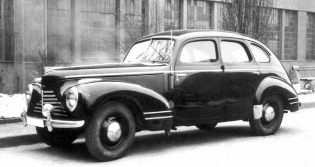 Škoda Rapid 2200 se čtyřdveřovou karoserií se šesti bočními okny (1946)