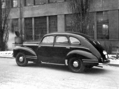 Škoda Rapid 2200 se čtyřdveřovou karoserií se šesti bočními okny (1946)