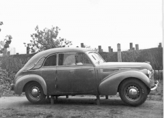 Karoserie kabrioletu v podobě z roku 1941, podepřená dřevěnými špalky