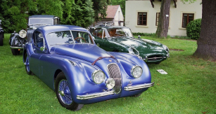 Britská klasika na českém zámku, vpředu Jaguar 3.4 Litre XK-120 (1952)