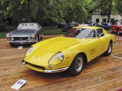 Ferrari 275 GTB/4 zapůjčený z Maranella; za ním Ferrari 250 GTE (1962)