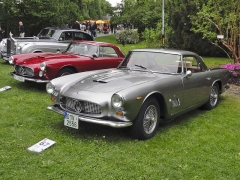 Dva vozy Maserati 3500 GT, vpředu ročník 1963, vzadu 1959