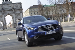 Infiniti FX prošel mírným faceliftem s řadou zlepšení pro modelový rok 2012