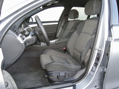 Pohodlná anatomická přední sedadla mají posuvný přední díl sedáku; sedadlo řidiče je, až na překvapivě manuální podélný posun, všestranně elektricky seřiditelné