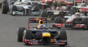 Sebastian Vettel (Red Bull RB8), vítěz Velké ceny Bahrajnu 2012, po startu vede před Hamiltonem, Grosjeanem a Rosbergem