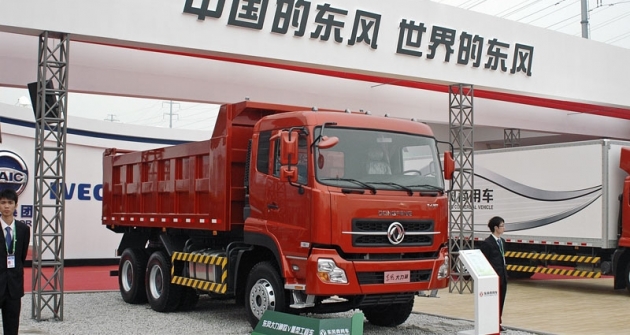 Dongfeng Hercules jako sklápěč 6x4 s motorem 250 kW (340 k)