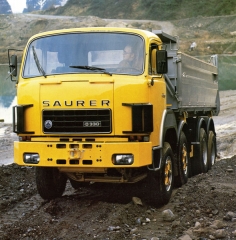 Sklápěč Saurer D 330 F 8x4 s užitečnou/celkovou hmotností 25/38 tun (1977)