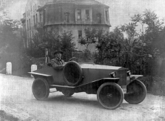 Léto 1922 v Praze-Košířích a konstruktér za volantem vozíku Novo