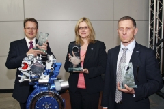 Graham Hoare, Barb Samardzichová a Roland Ernst na slavnostním převzetí ceny pro tříválec Ford 1.0 EcoBoost ve Stuttgartu