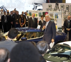 Bob Lutz představuje novinky Lotusu na autosalonu v New Yorku 2011